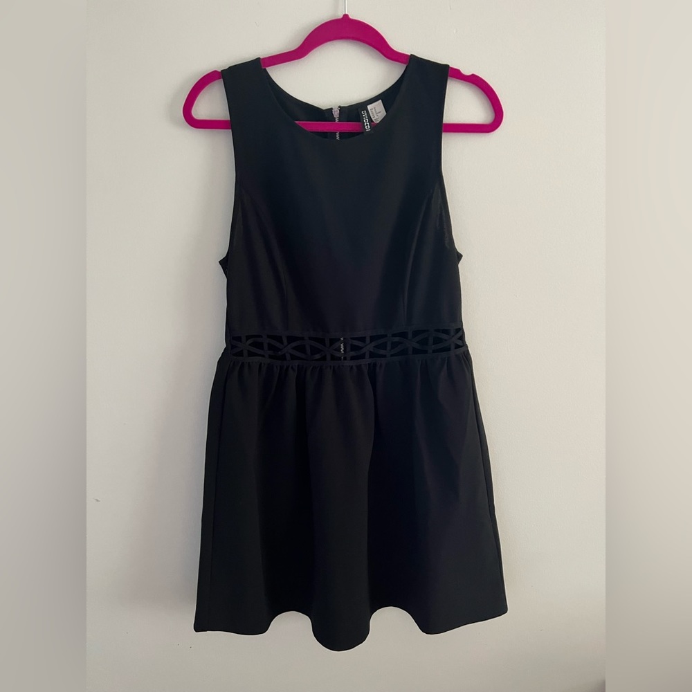 NWOT Mini dress Divided H&M with open crisscross detailed on the waist. Size 12